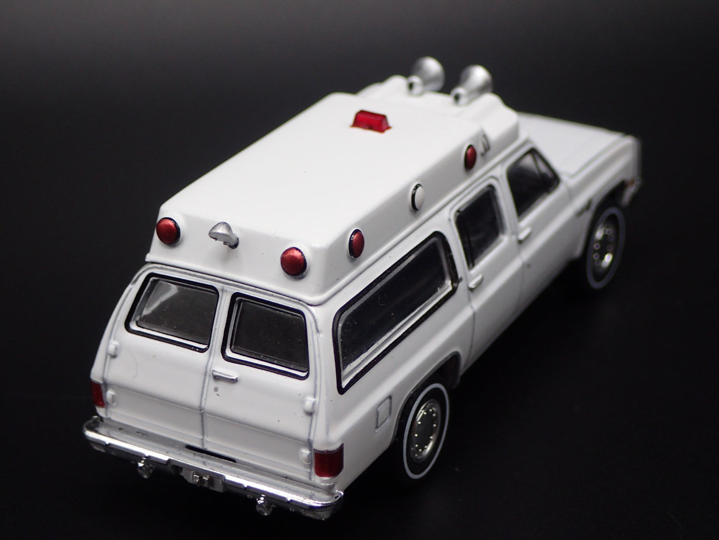 1973-1991 CHEVY CHEVROLET SUBURBAN K20 AMBULANCE 1:64 SCALE DIECAST MODEL CAR