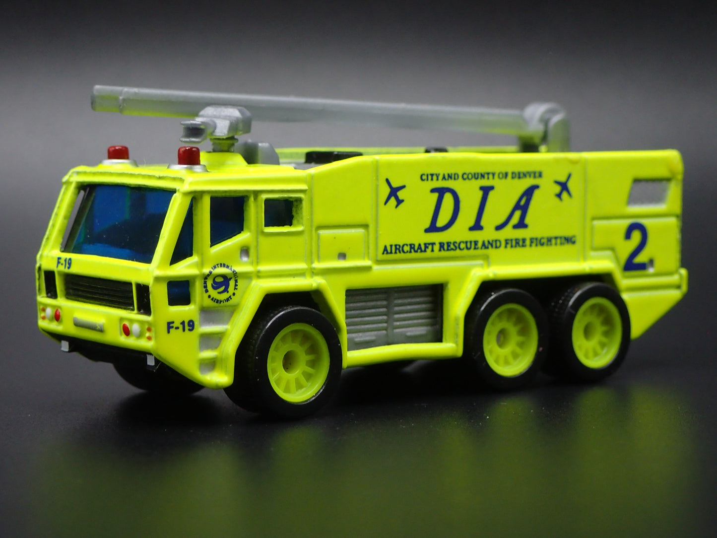 DENVER DIA AIRPORT FIRE TRUCK LIME 1:64 MB SCALE DIORAMA DIECAST MODEL CAR