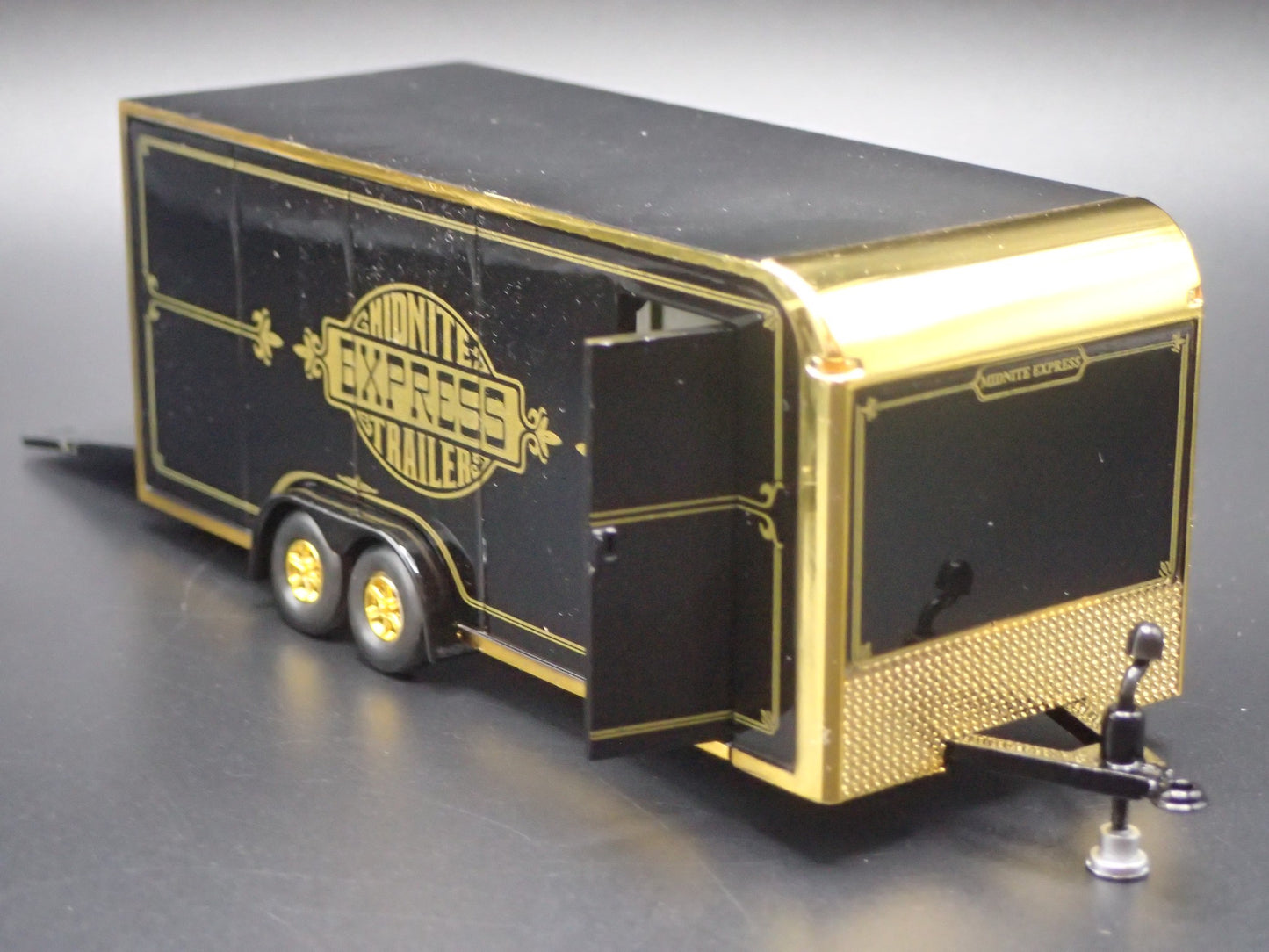 MIDNIGHT EXPRESS ENCLOSED CAR TOY HAULER TRAILER OPENING DOOR 1:64 SCALE MODEL
