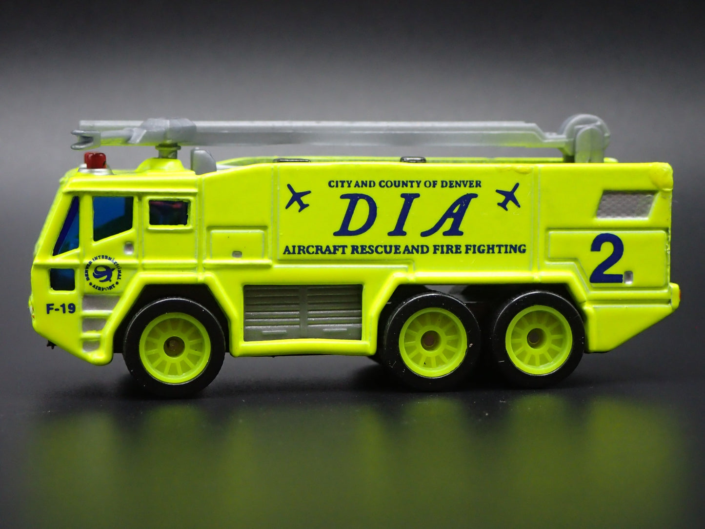 DENVER DIA AIRPORT FIRE TRUCK LIME 1:64 MB SCALE DIORAMA DIECAST MODEL CAR