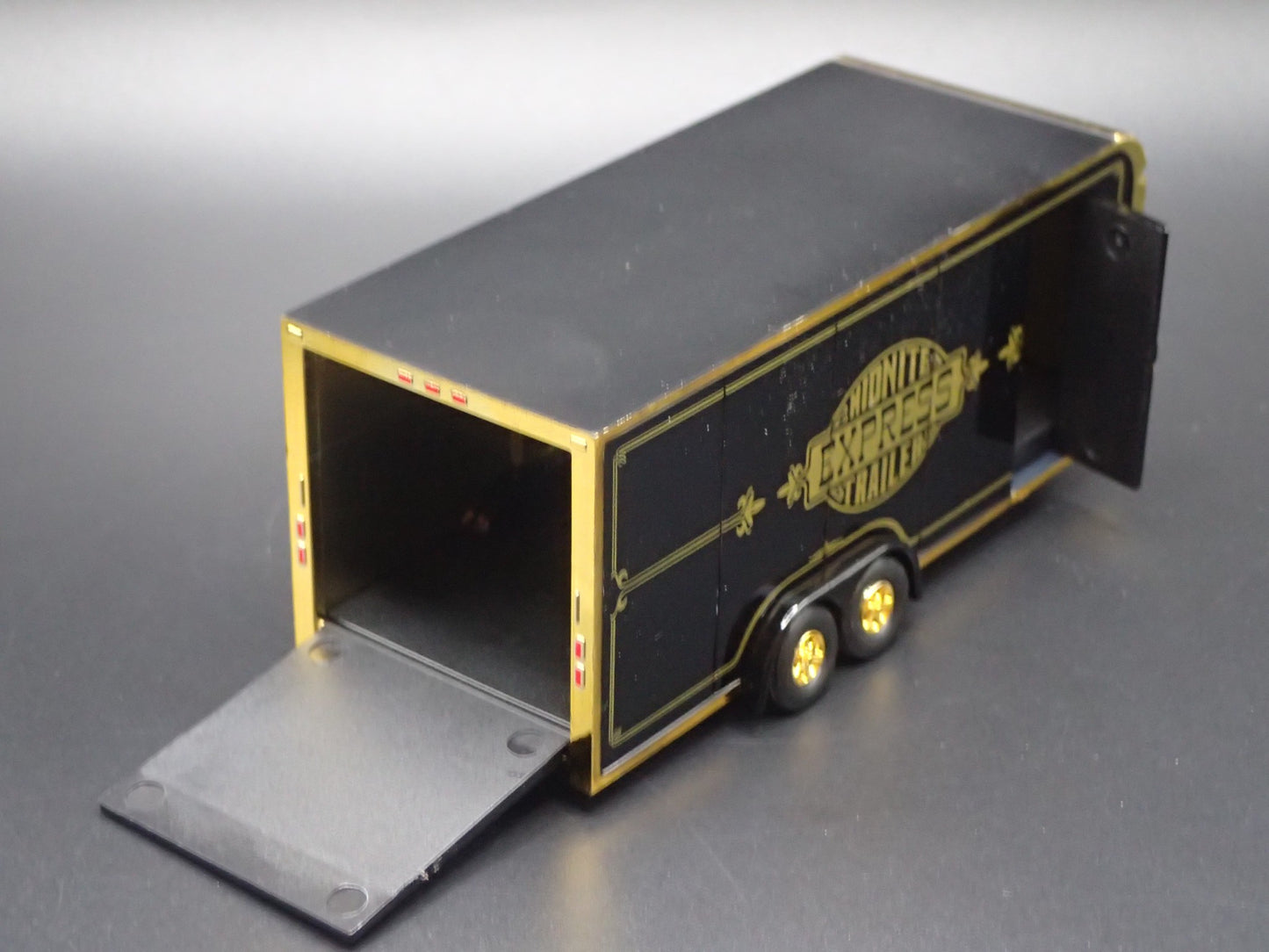 MIDNIGHT EXPRESS ENCLOSED CAR TOY HAULER TRAILER OPENING DOOR 1:64 SCALE MODEL