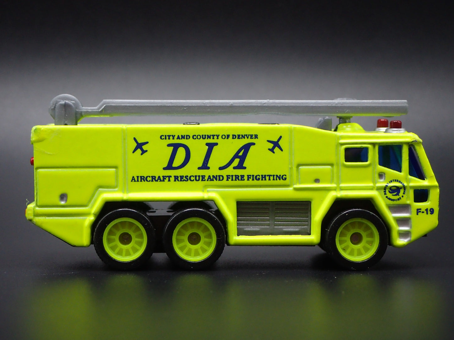 DENVER DIA AIRPORT FIRE TRUCK LIME 1:64 MB SCALE DIORAMA DIECAST MODEL CAR