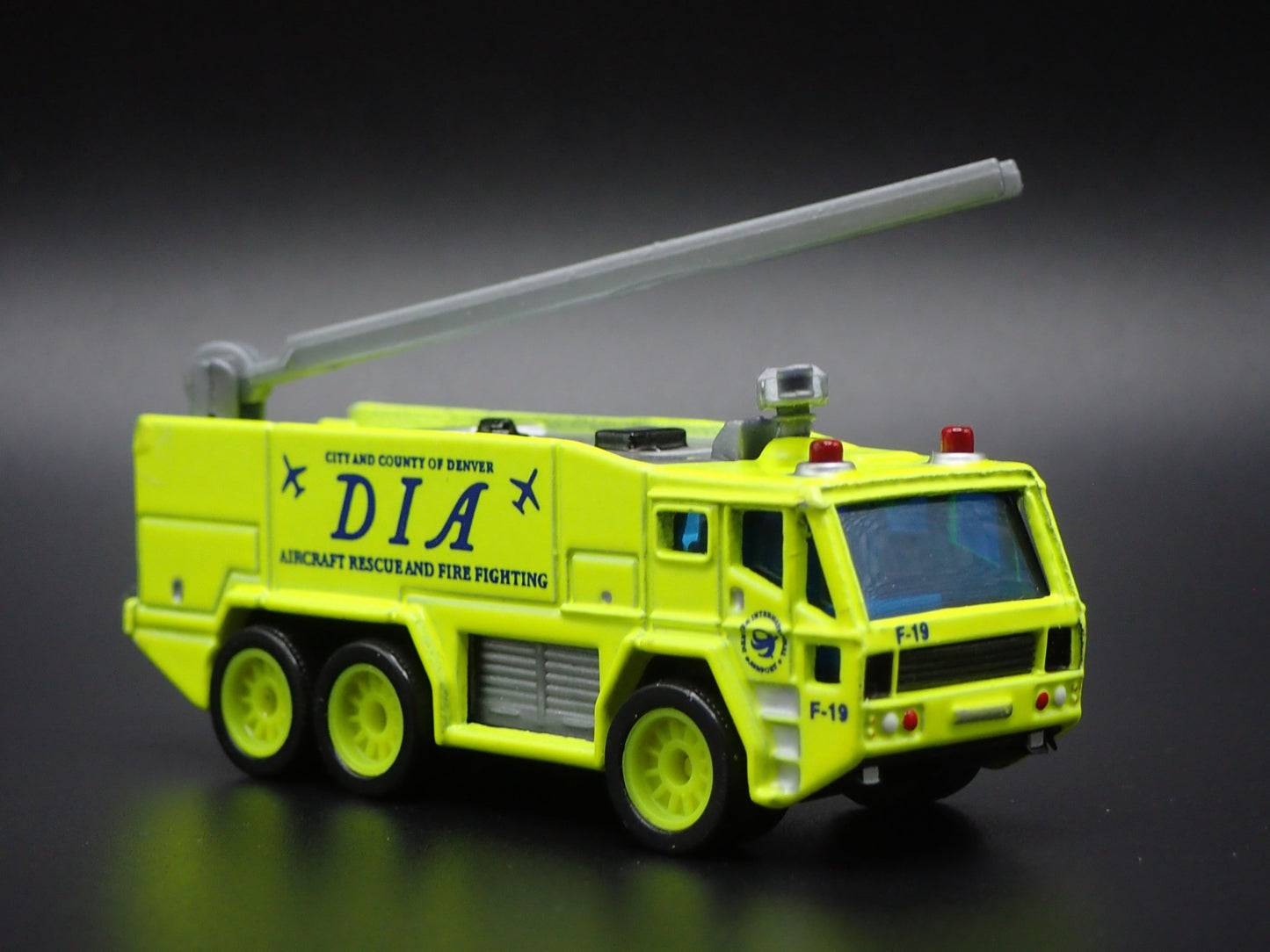 DENVER DIA AIRPORT FIRE TRUCK LIME 1:64 MB SCALE DIORAMA DIECAST MODEL CAR