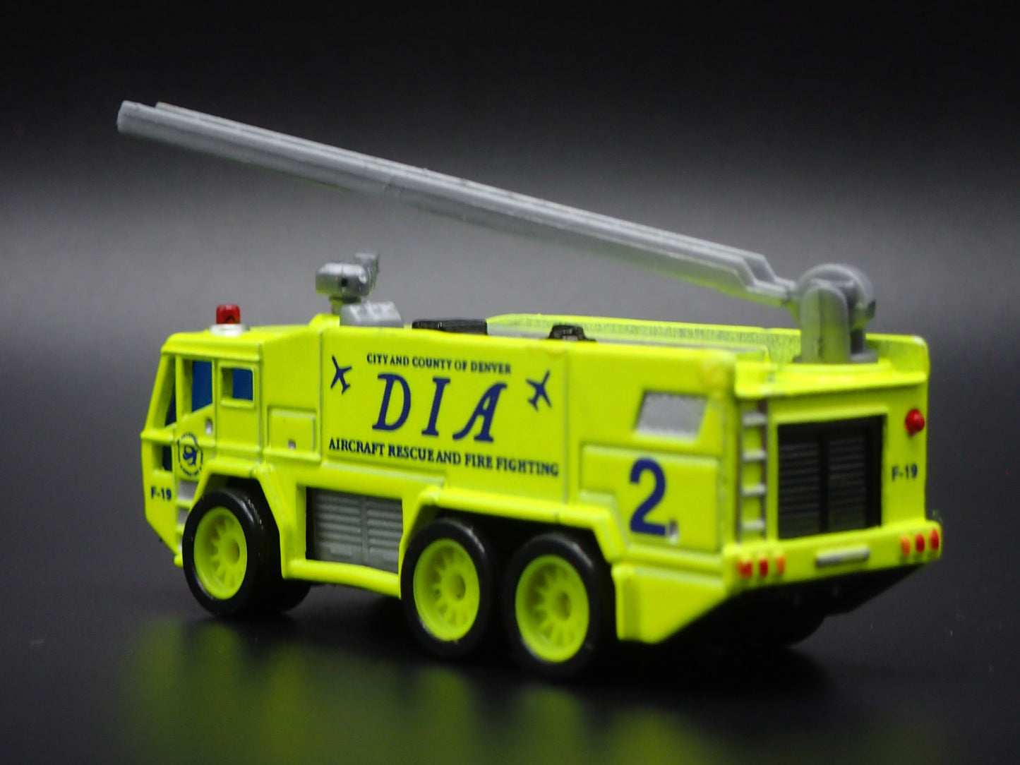 DENVER DIA AIRPORT FIRE TRUCK LIME 1:64 MB SCALE DIORAMA DIECAST MODEL CAR