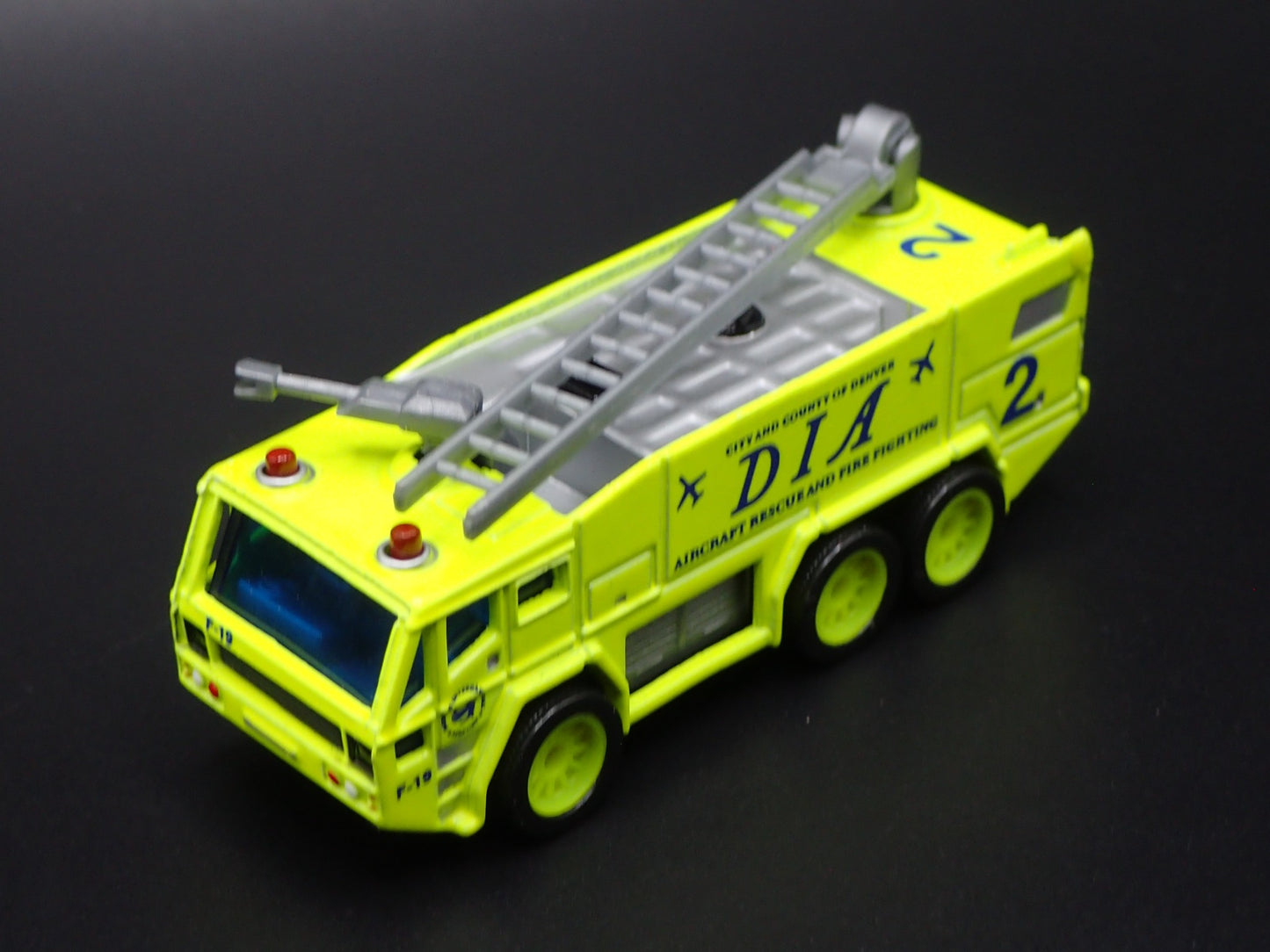 DENVER DIA AIRPORT FIRE TRUCK LIME 1:64 MB SCALE DIORAMA DIECAST MODEL CAR