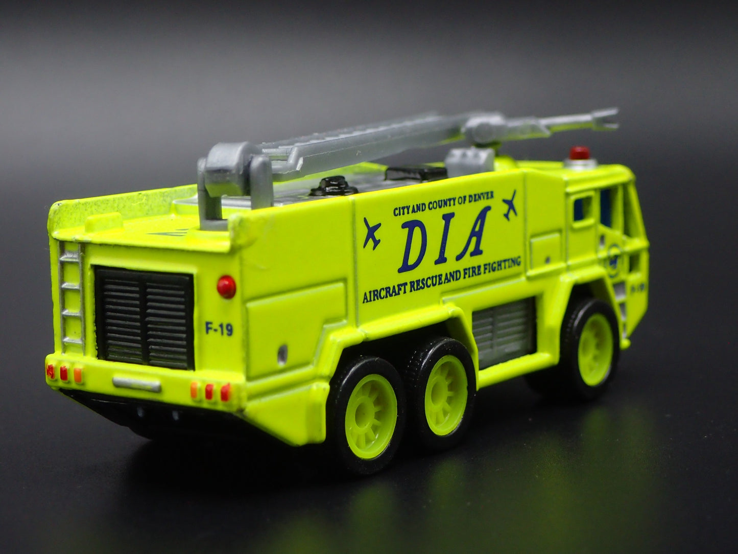 DENVER DIA AIRPORT FIRE TRUCK LIME 1:64 MB SCALE DIORAMA DIECAST MODEL CAR
