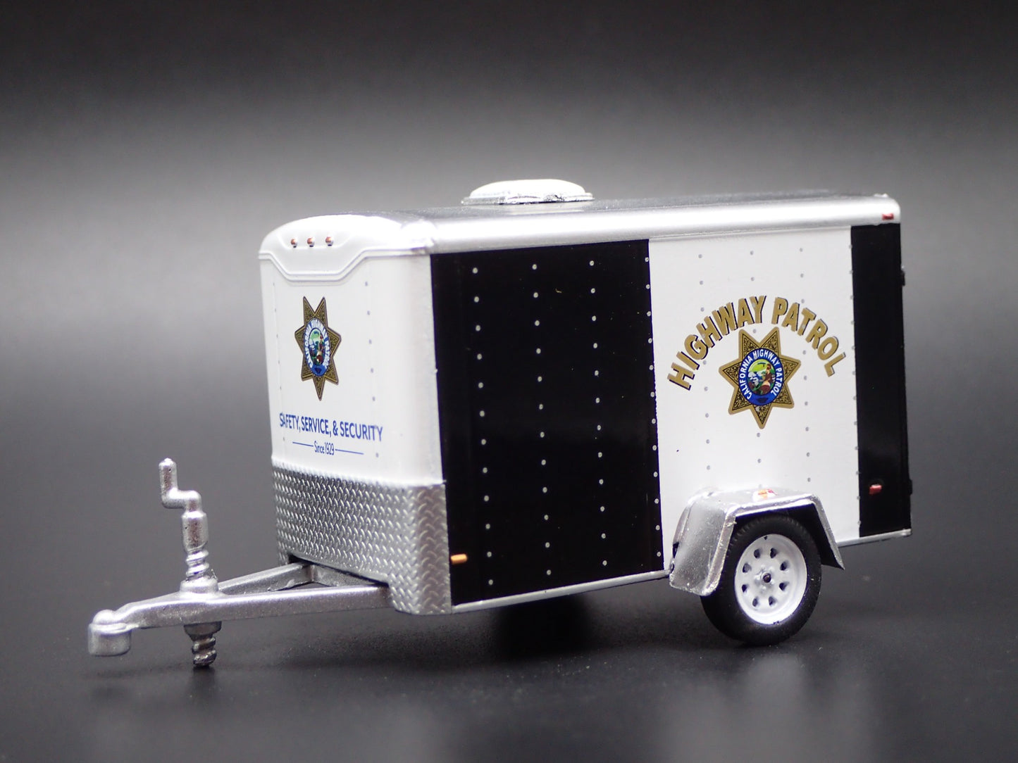 CHP CALIFORNIA HIGHWAY PATROL SMALL CARGO TRAILER 1:64 SCALE DIORAMA MODEL CAR