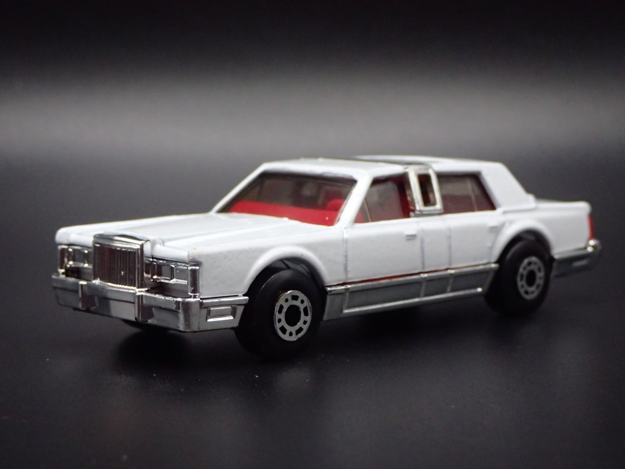 1981-1989 LINCOLN TOWN CAR RARE 1:64 SCALE COLLECTIBLE DIORAMA
