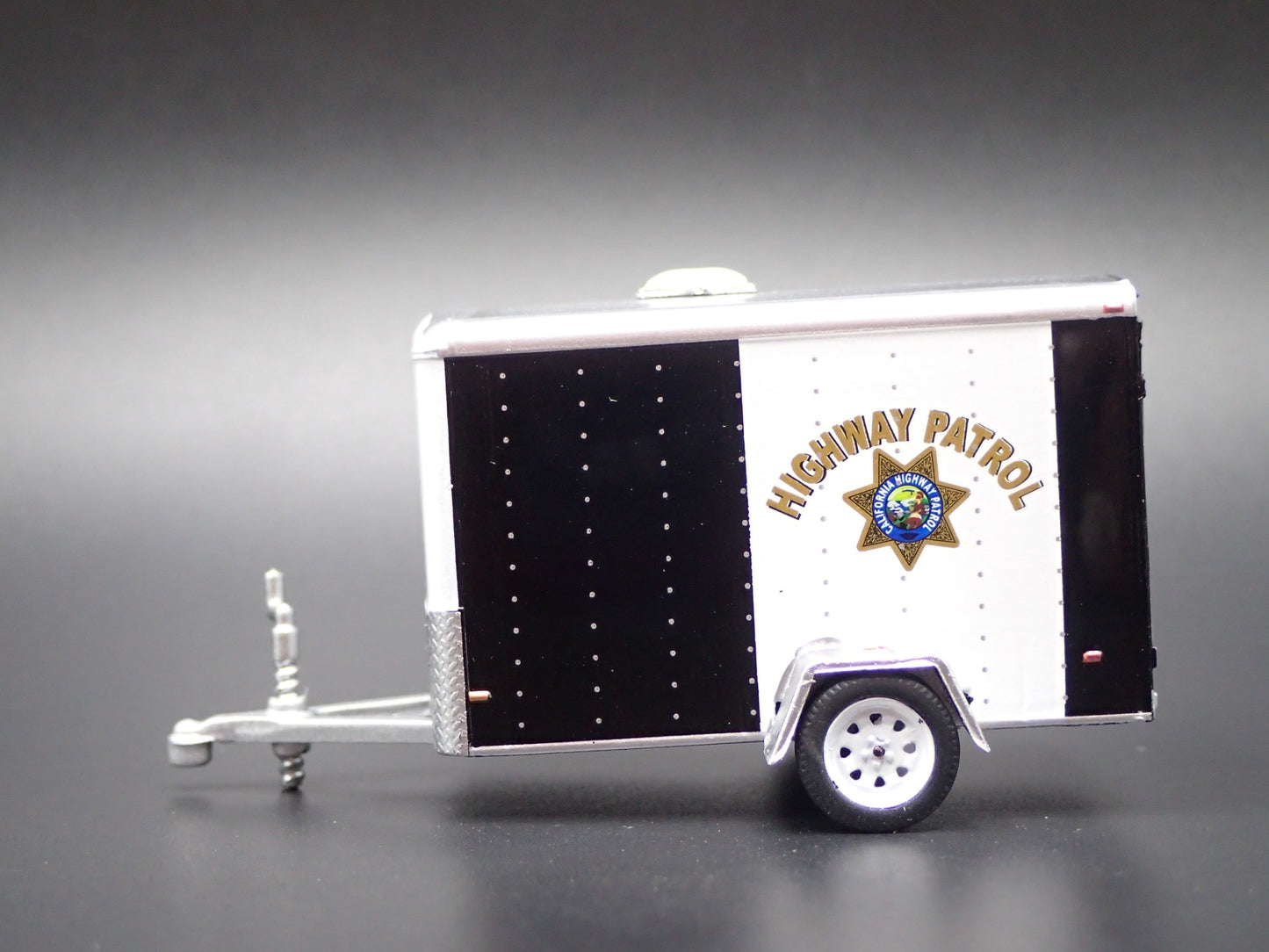 CHP CALIFORNIA HIGHWAY PATROL SMALL CARGO TRAILER 1:64 SCALE DIORAMA MODEL CAR