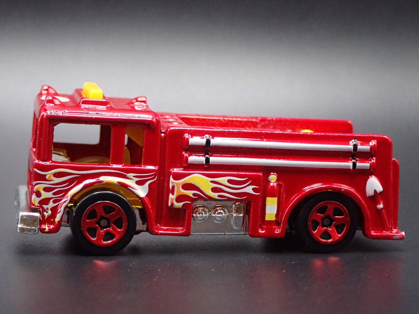 VINTAGE FIRE TRUCK RED 1:64 HW SCALE COLLECTIBLE DIORAMA DIECAST MODEL CAR