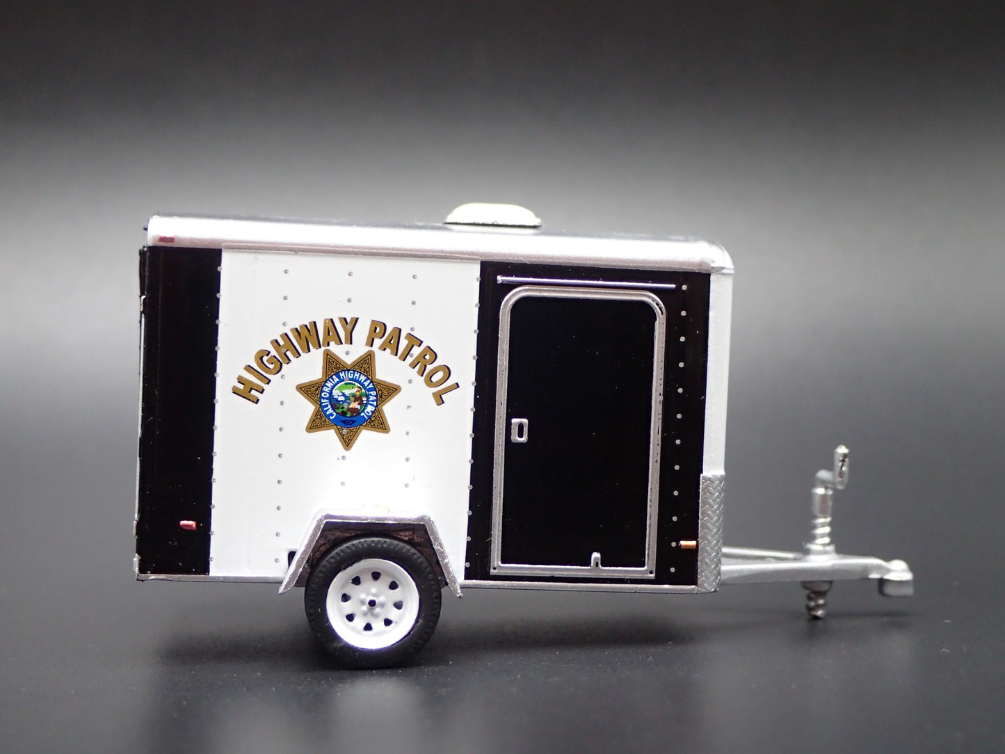 CHP CALIFORNIA HIGHWAY PATROL SMALL CARGO TRAILER 1:64 SCALE DIORAMA MODEL CAR