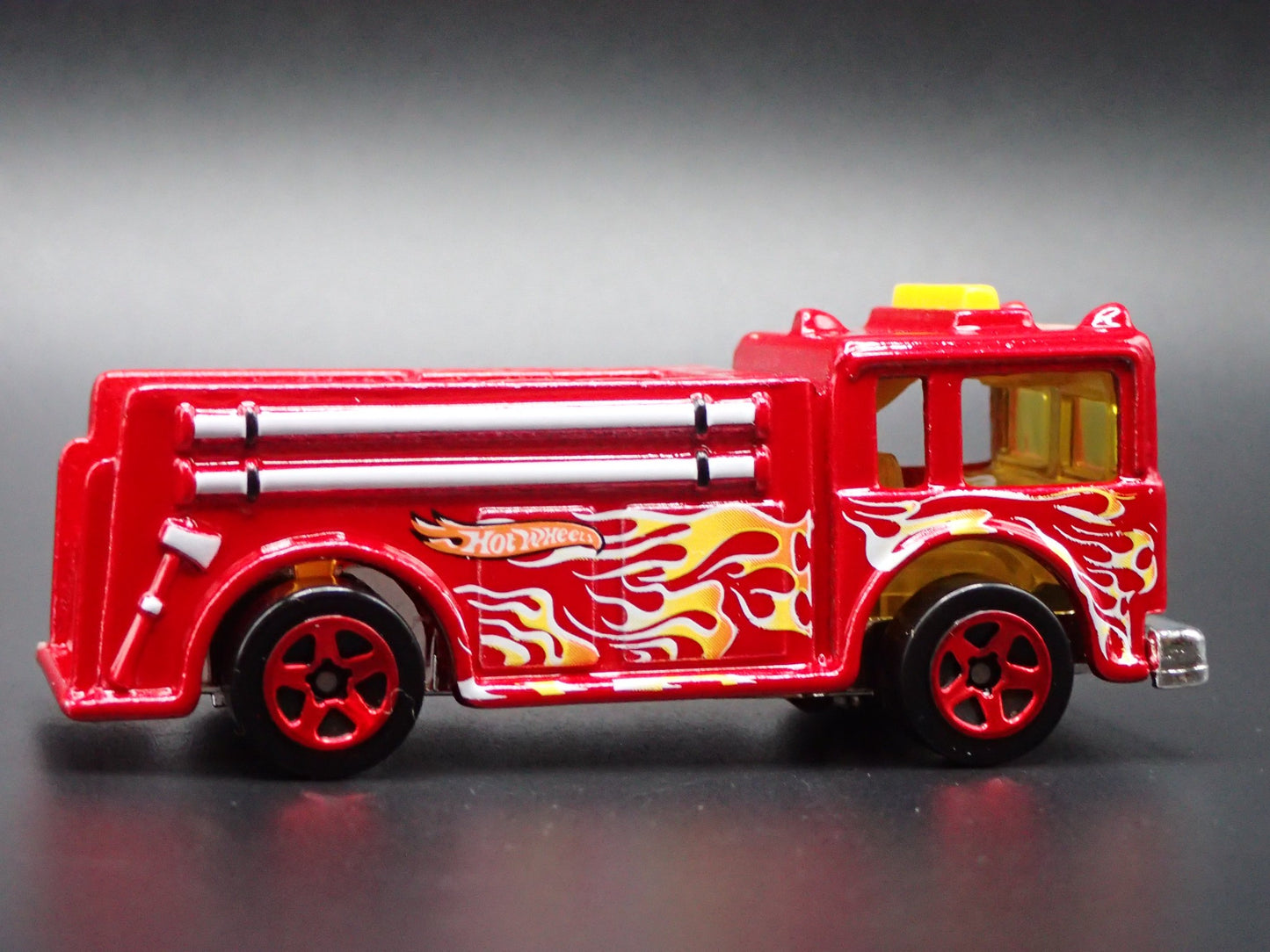 VINTAGE FIRE TRUCK RED 1:64 HW SCALE COLLECTIBLE DIORAMA DIECAST MODEL CAR