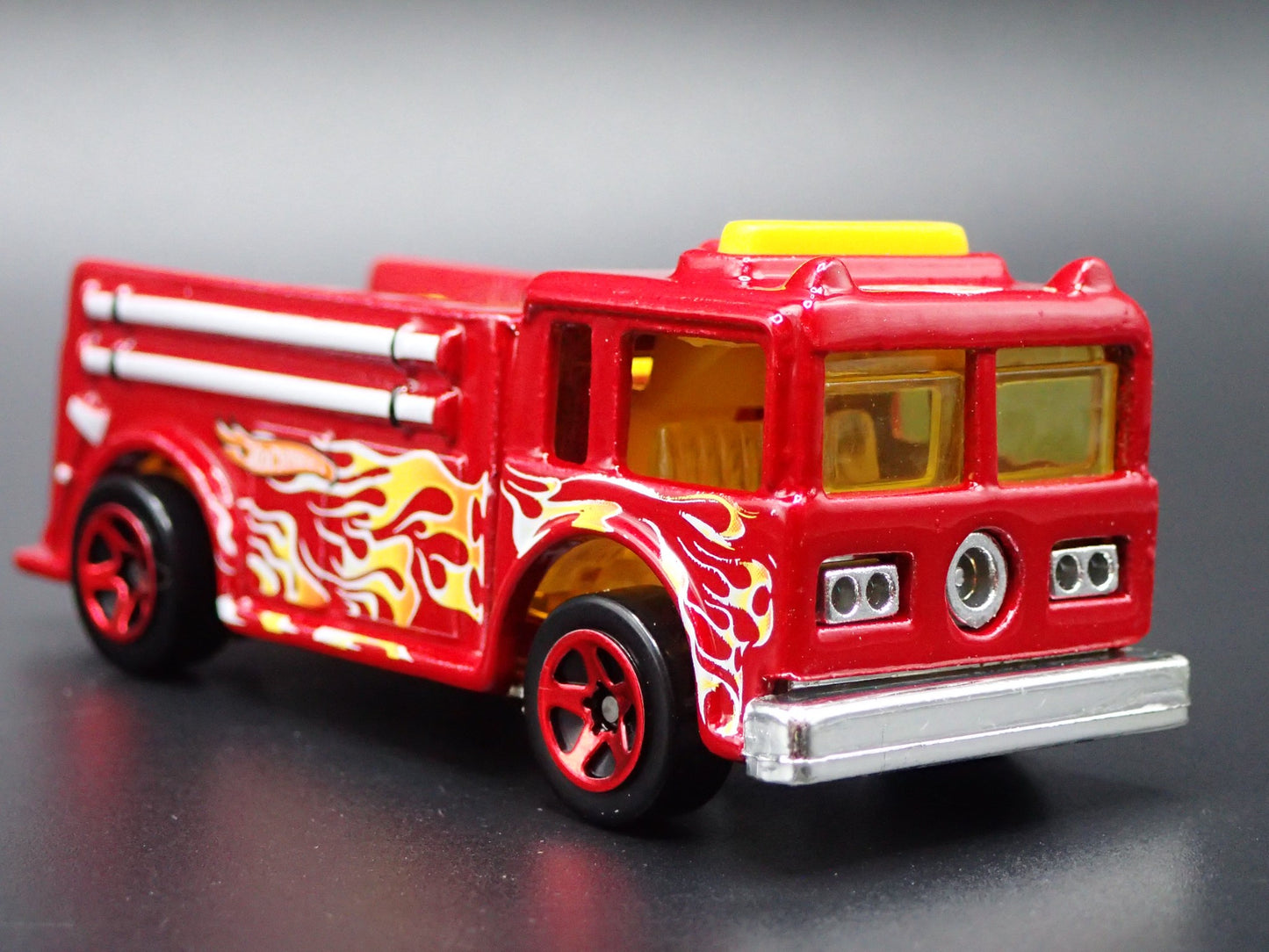 VINTAGE FIRE TRUCK RED 1:64 HW SCALE COLLECTIBLE DIORAMA DIECAST MODEL CAR
