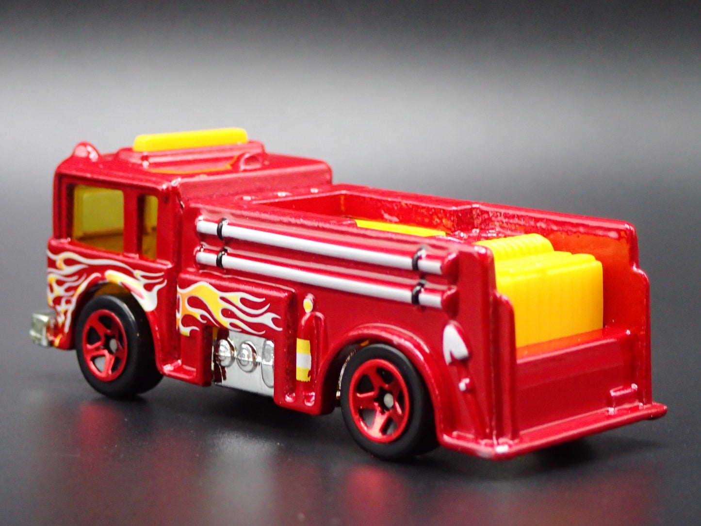 VINTAGE FIRE TRUCK RED 1:64 HW SCALE COLLECTIBLE DIORAMA DIECAST MODEL CAR