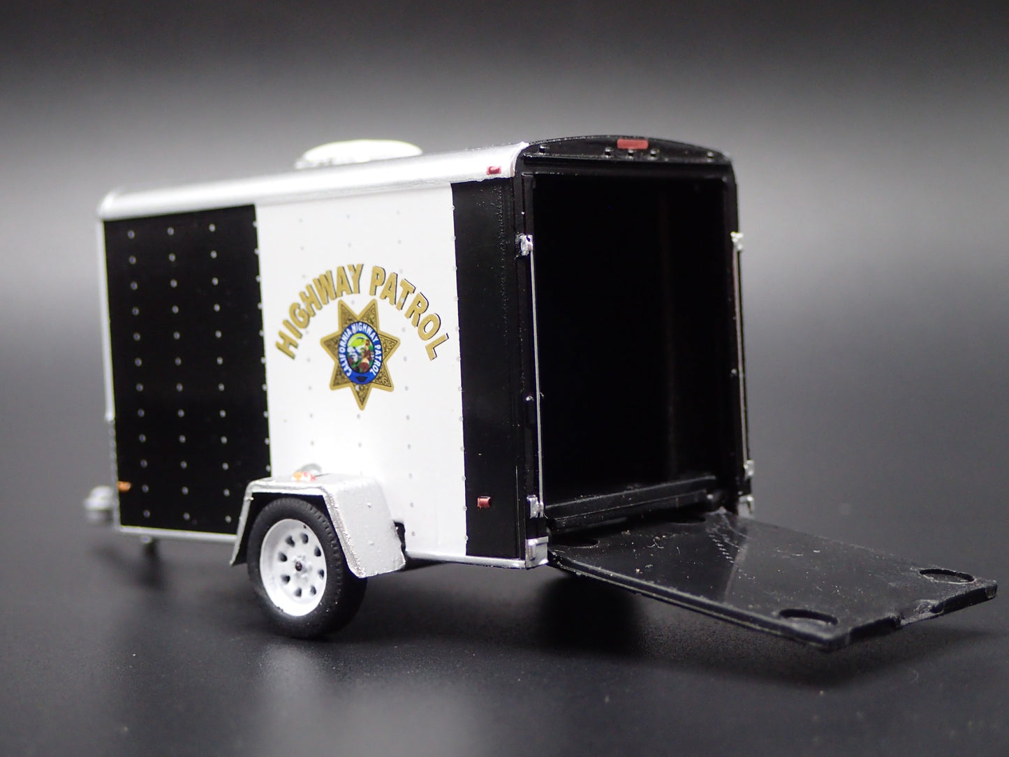 CHP CALIFORNIA HIGHWAY PATROL SMALL CARGO TRAILER 1:64 SCALE DIORAMA MODEL CAR
