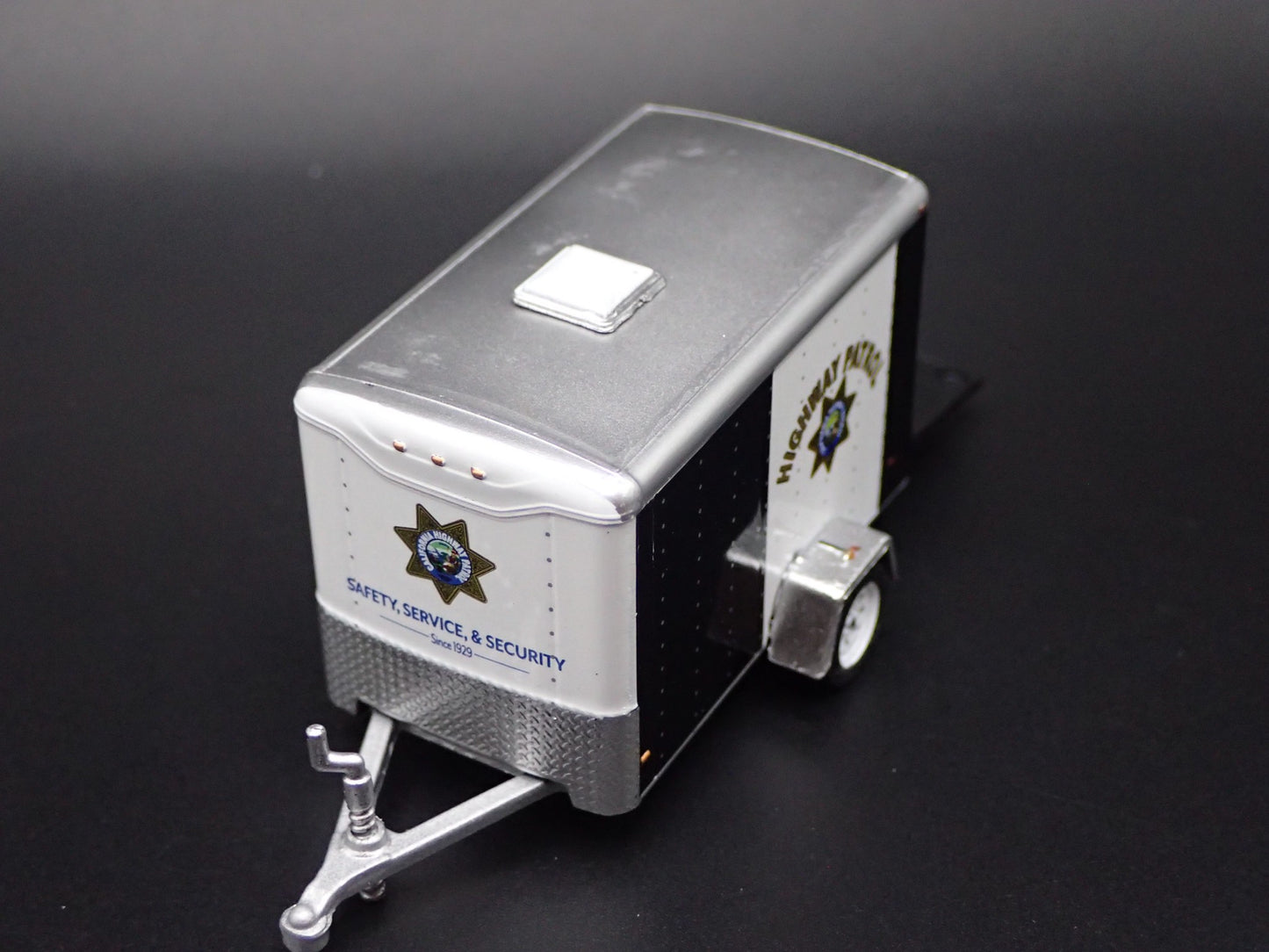 CHP CALIFORNIA HIGHWAY PATROL SMALL CARGO TRAILER 1:64 SCALE DIORAMA MODEL CAR