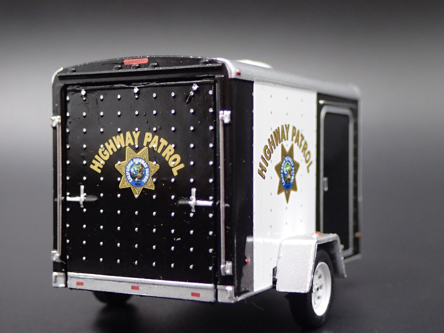 CHP CALIFORNIA HIGHWAY PATROL SMALL CARGO TRAILER 1:64 SCALE DIORAMA MODEL CAR