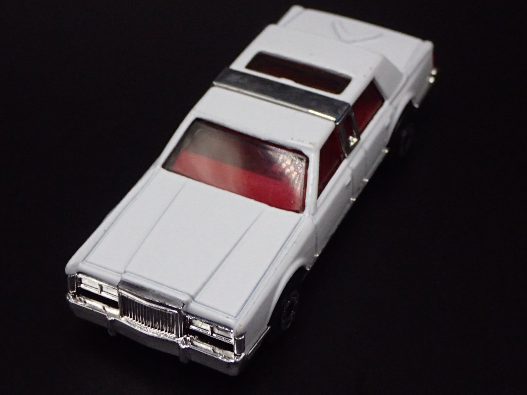 1981-1989 LINCOLN TOWN CAR RARE 1:64 SCALE COLLECTIBLE DIORAMA
