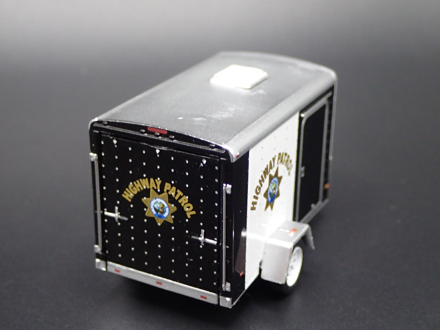CHP CALIFORNIA HIGHWAY PATROL SMALL CARGO TRAILER 1:64 SCALE DIORAMA MODEL CAR
