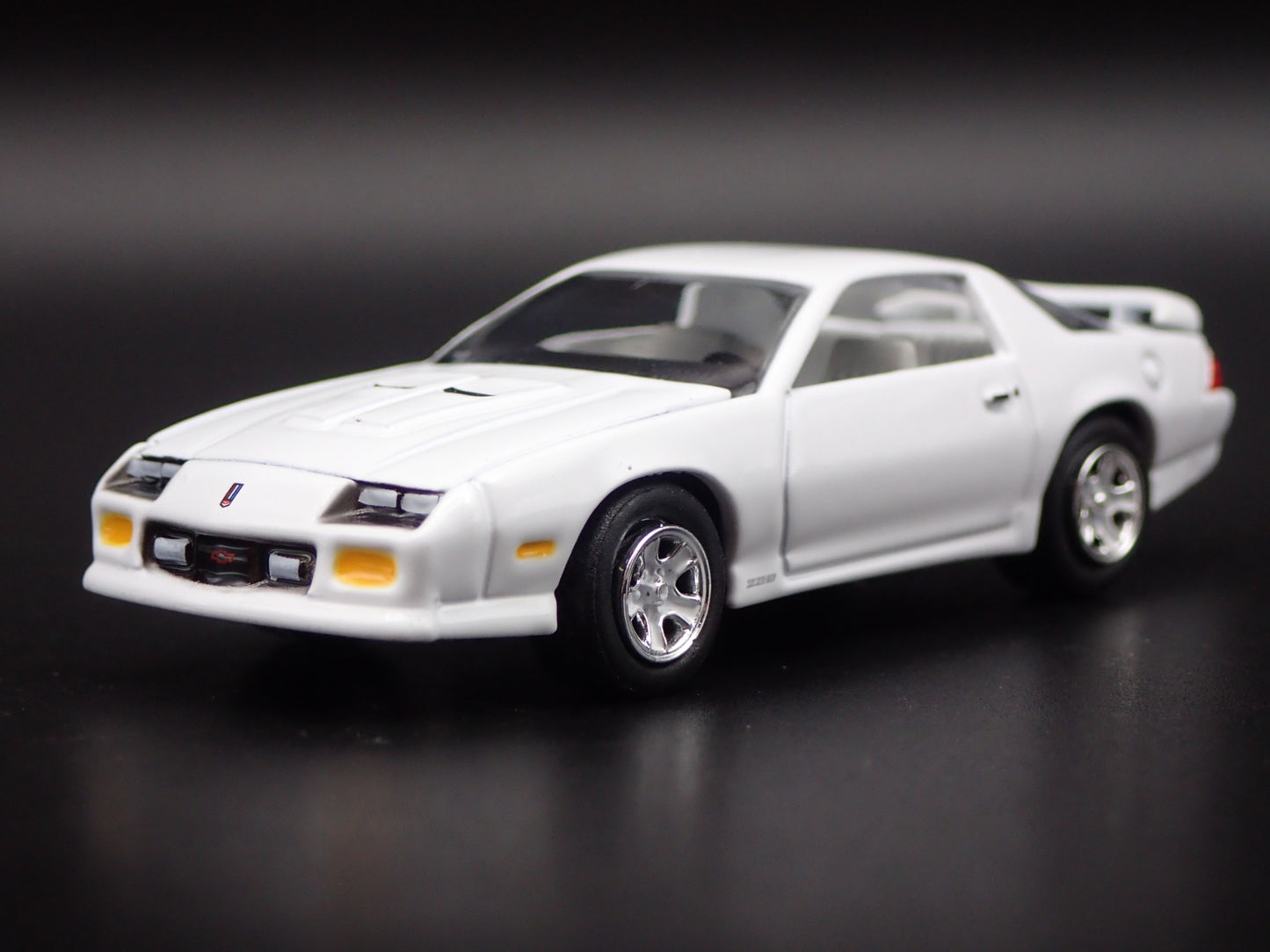 1991 91 CHEVY CHEVROLET CAMARO Z28 1LE RARE 1:64 SCALE DIORAMA DIECAST MODEL CAR