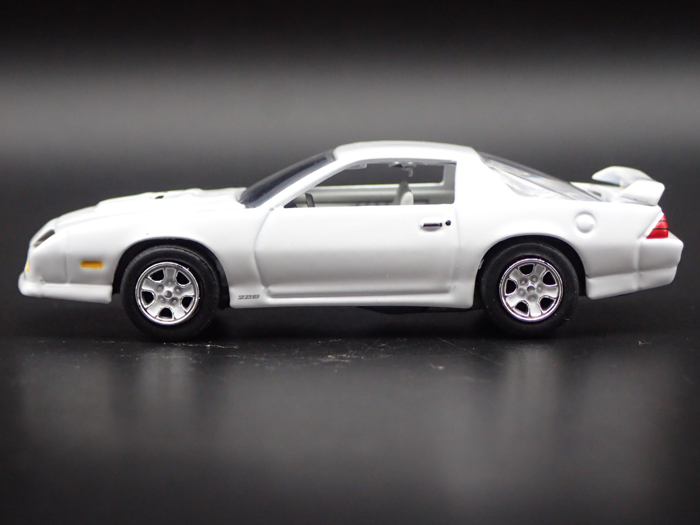 1991 91 CHEVY CHEVROLET CAMARO Z28 1LE RARE 1:64 SCALE DIORAMA DIECAST MODEL CAR
