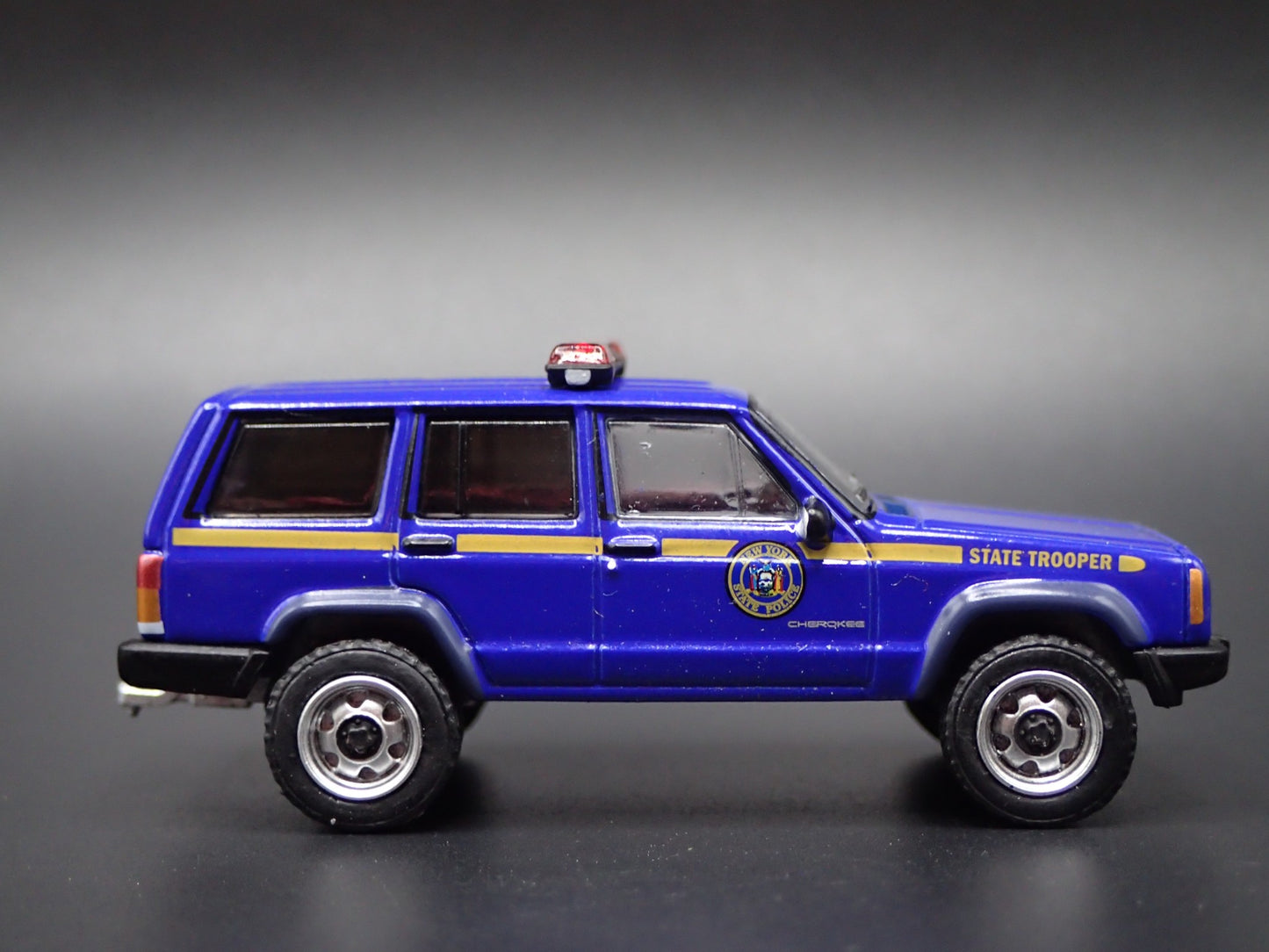 JEEP CHEROKEE XJ SPORT 4 DOOR NEW YORK STATE TROOPER 1:64 DIECAST MODEL CAR
