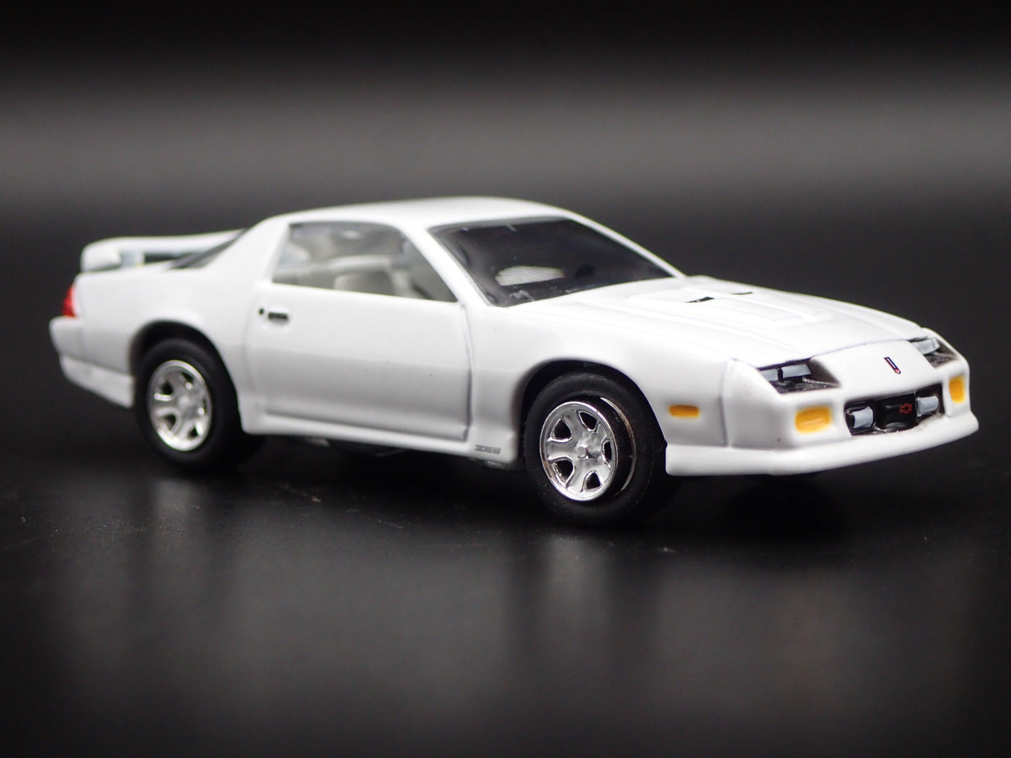 1991 91 CHEVY CHEVROLET CAMARO Z28 1LE RARE 1:64 SCALE DIORAMA DIECAST MODEL CAR