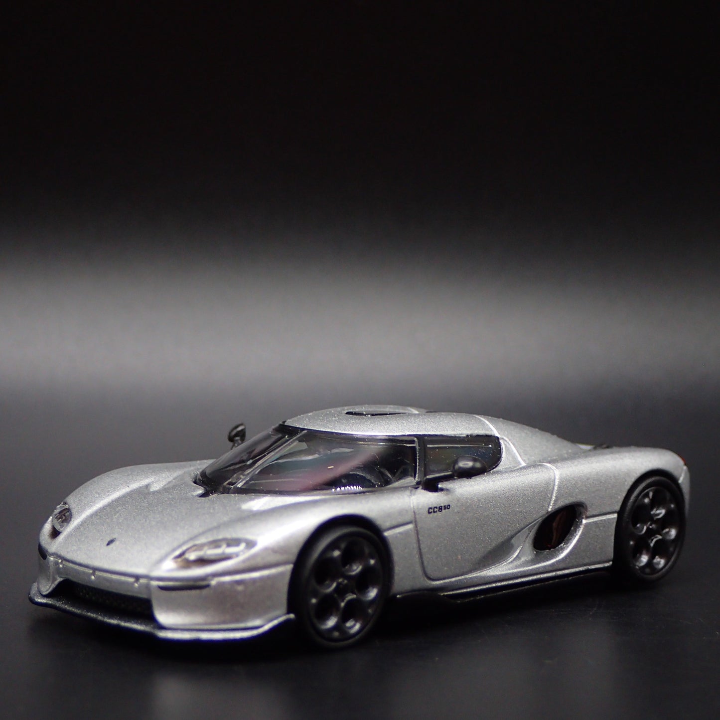 2024-2025 KOENIGSEGG CC850 SUPER CAR SILVER 1:64 SCALE DIORAMA DIECAST MODEL CAR