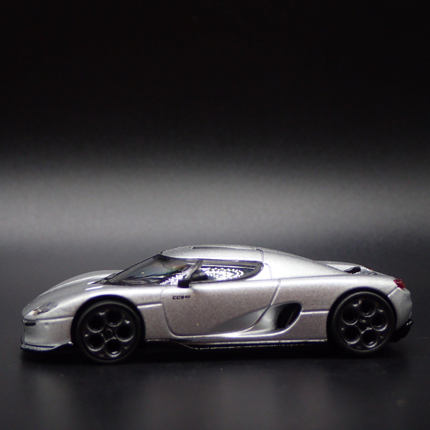 2024-2025 KOENIGSEGG CC850 SUPER CAR SILVER 1:64 SCALE DIORAMA DIECAST MODEL CAR