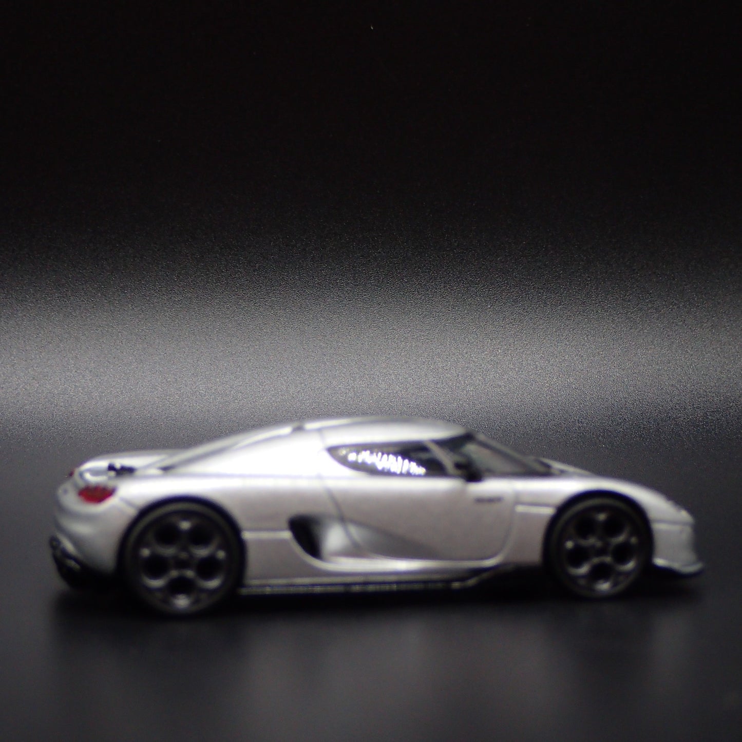 2024-2025 KOENIGSEGG CC850 SUPER CAR SILVER 1:64 SCALE DIORAMA DIECAST MODEL CAR