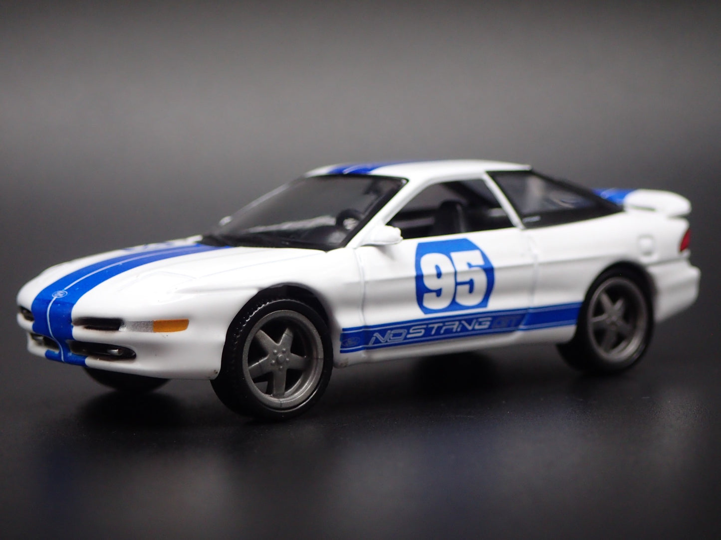 1995 95 FORD PROBE GT WHITE 1:64 SCALE COLLECTIBLE DIORAMA DIECAST MODEL CAR