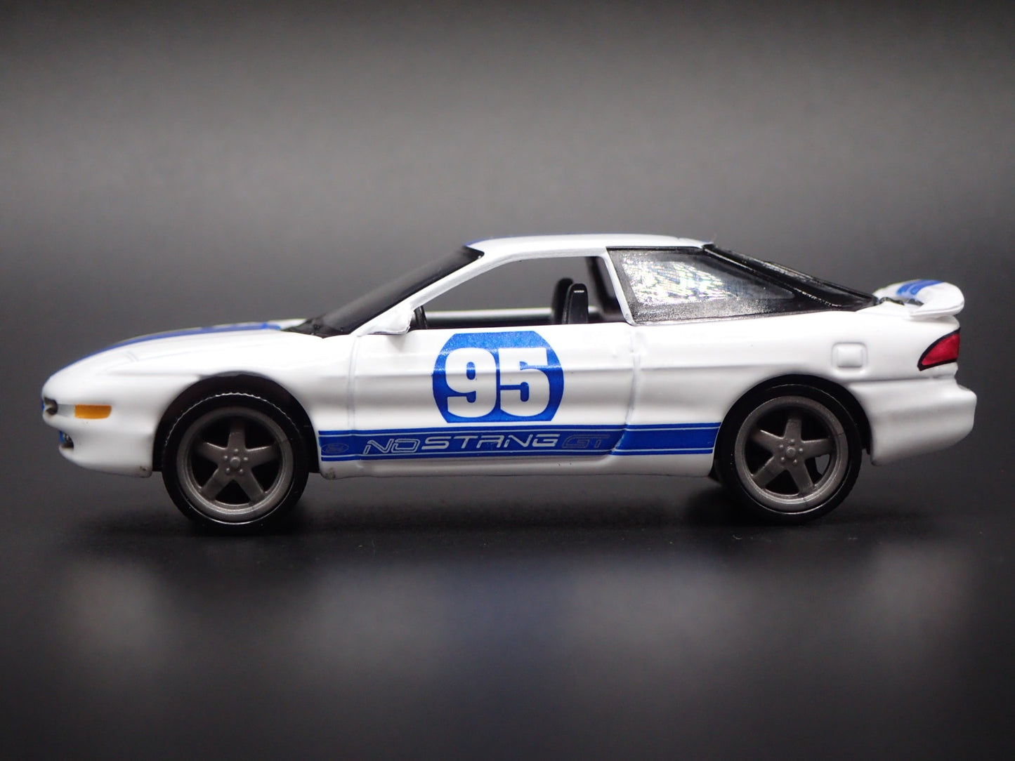 1995 95 FORD PROBE GT WHITE 1:64 SCALE COLLECTIBLE DIORAMA DIECAST MODEL CAR