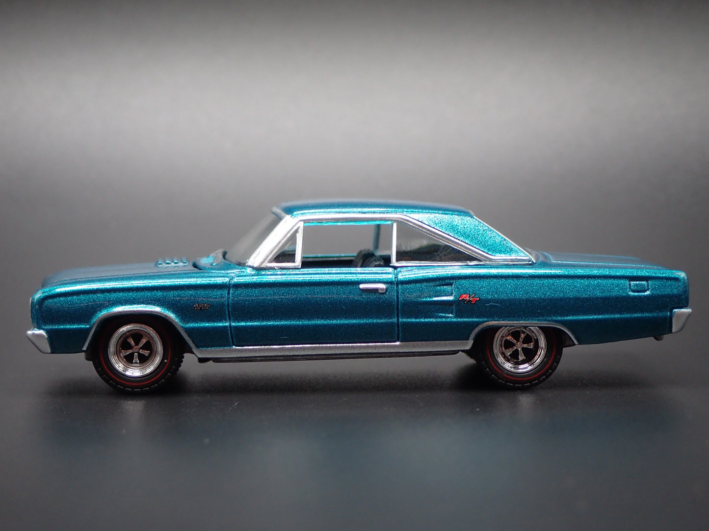 1967 67 DODGE CORONET R/T HEMI 1/64 SCALE COLLECTIBLE DIORAMA DIECAST MODEL CAR