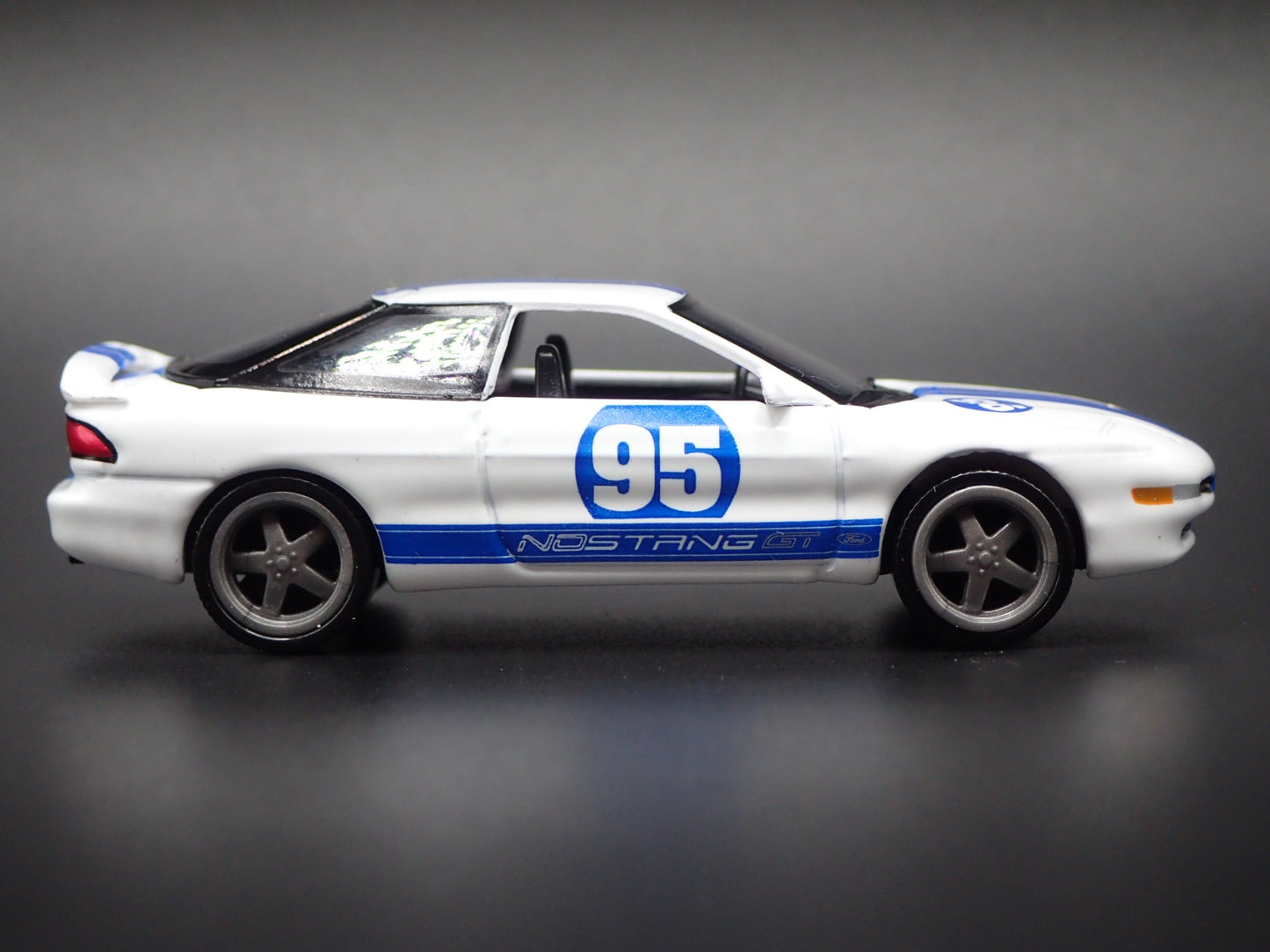 1995 95 FORD PROBE GT WHITE 1:64 SCALE COLLECTIBLE DIORAMA DIECAST MODEL CAR