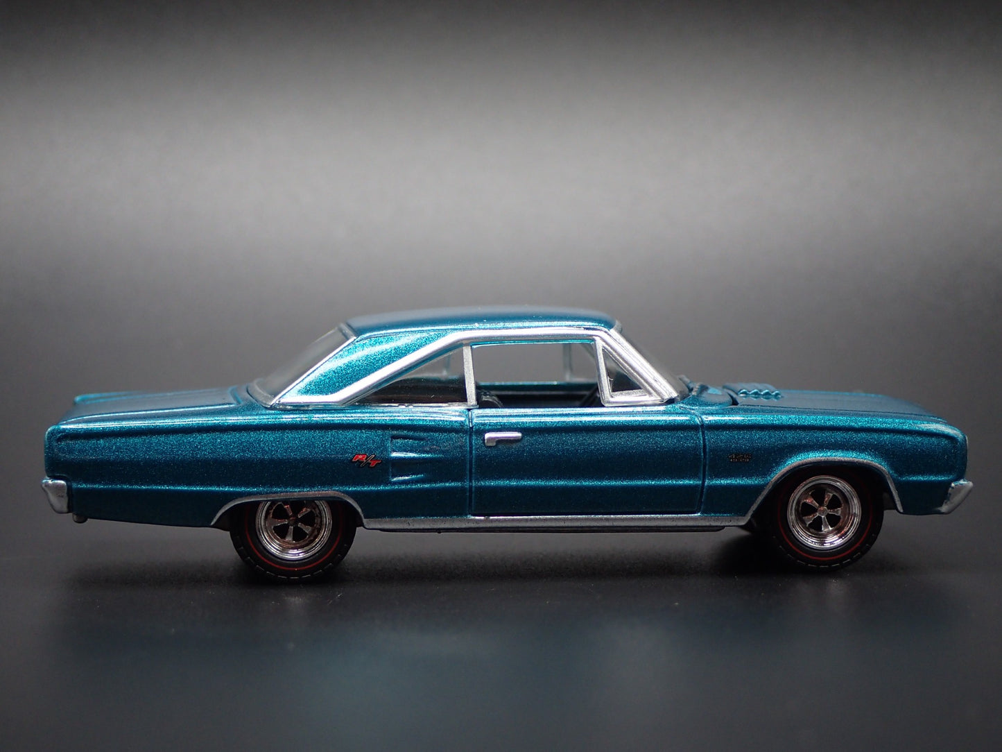 1967 67 DODGE CORONET R/T HEMI 1/64 SCALE COLLECTIBLE DIORAMA DIECAST MODEL CAR