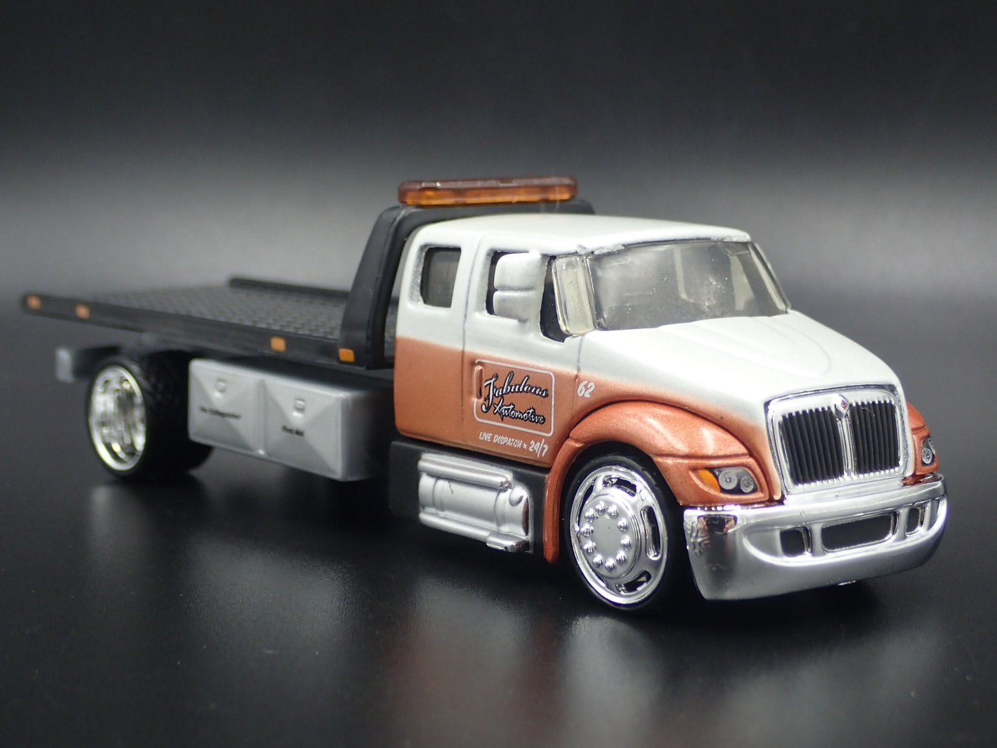 INTERNATIONAL DURASTAR FLATBED TOW TRUCK 1/64 SCALE DIORAMA DIECAST MODEL CAR