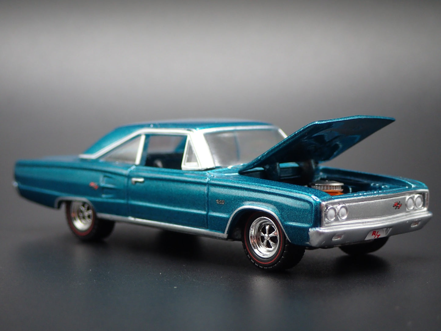 1967 67 DODGE CORONET R/T HEMI 1/64 SCALE COLLECTIBLE DIORAMA DIECAST MODEL CAR