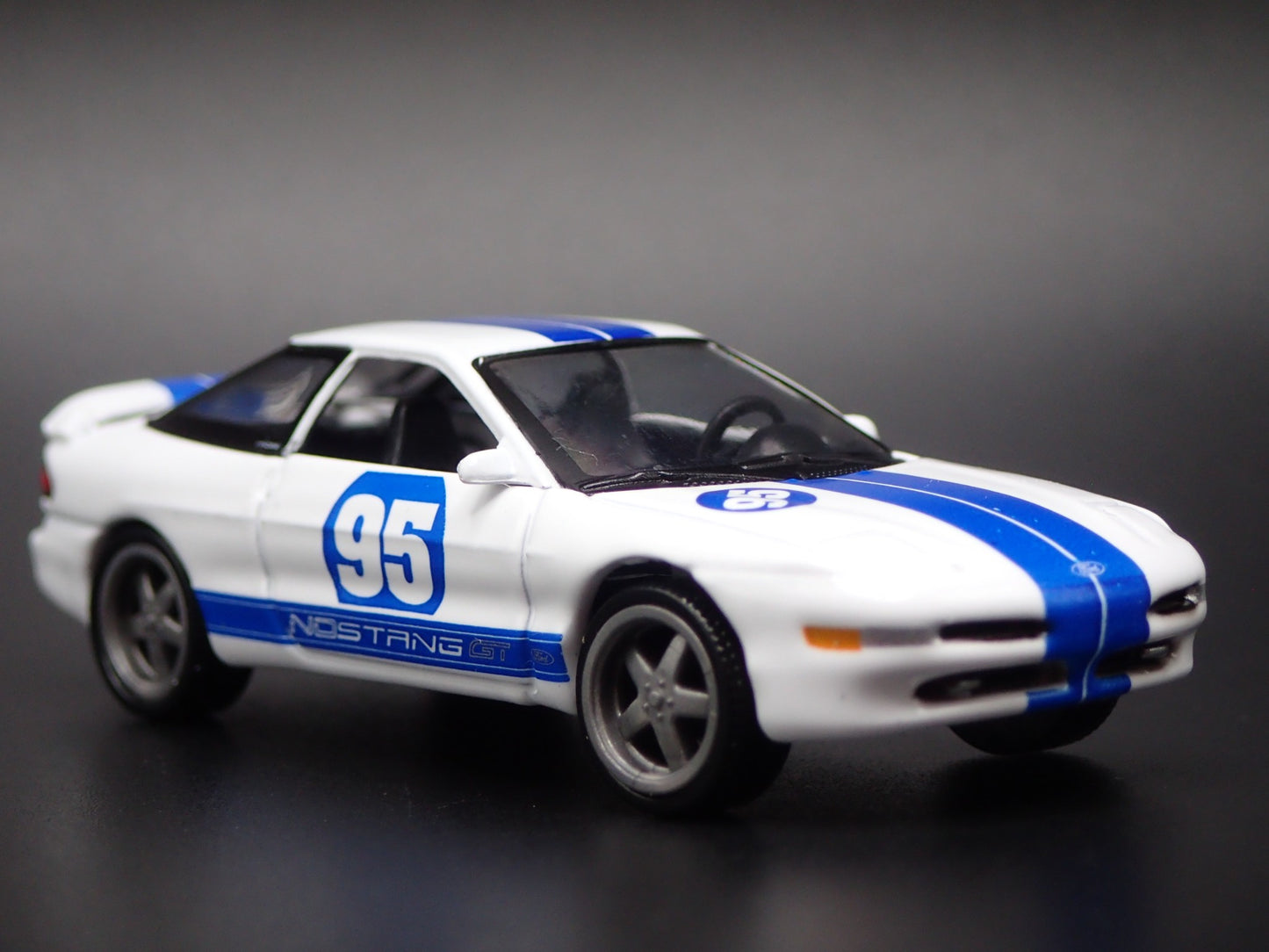 1995 95 FORD PROBE GT WHITE 1:64 SCALE COLLECTIBLE DIORAMA DIECAST MODEL CAR