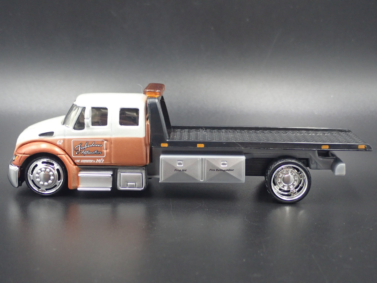 INTERNATIONAL DURASTAR FLATBED TOW TRUCK 1/64 SCALE DIORAMA DIECAST MODEL CAR