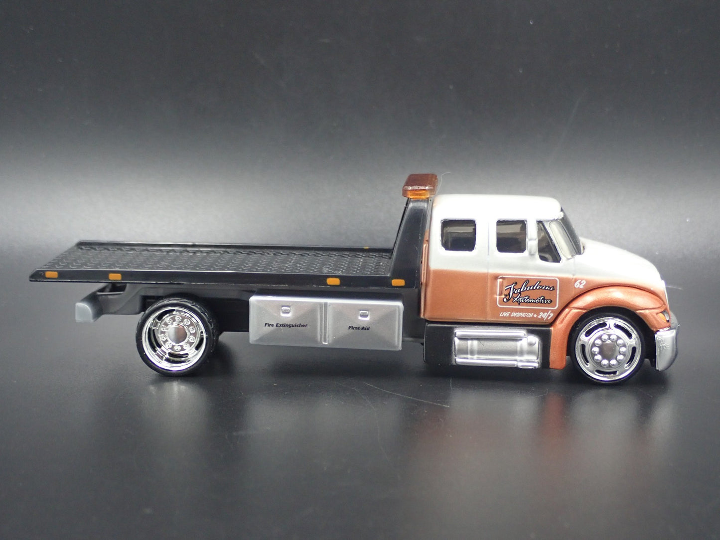 INTERNATIONAL DURASTAR FLATBED TOW TRUCK 1/64 SCALE DIORAMA DIECAST MODEL CAR