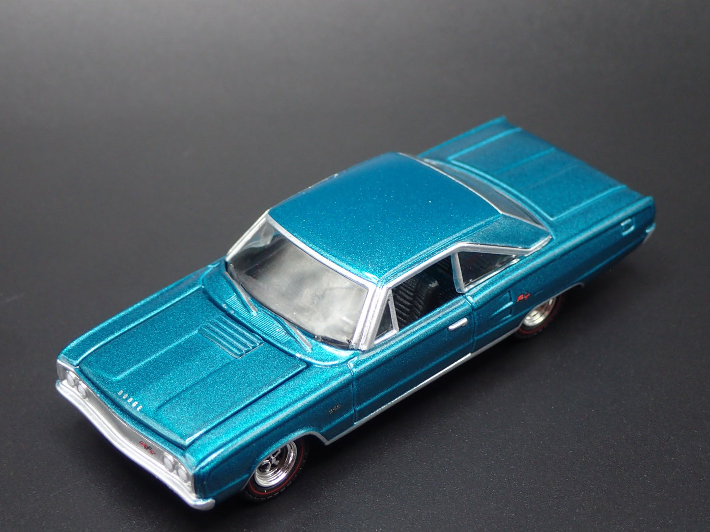 1967 67 DODGE CORONET R/T HEMI 1/64 SCALE COLLECTIBLE DIORAMA DIECAST MODEL CAR