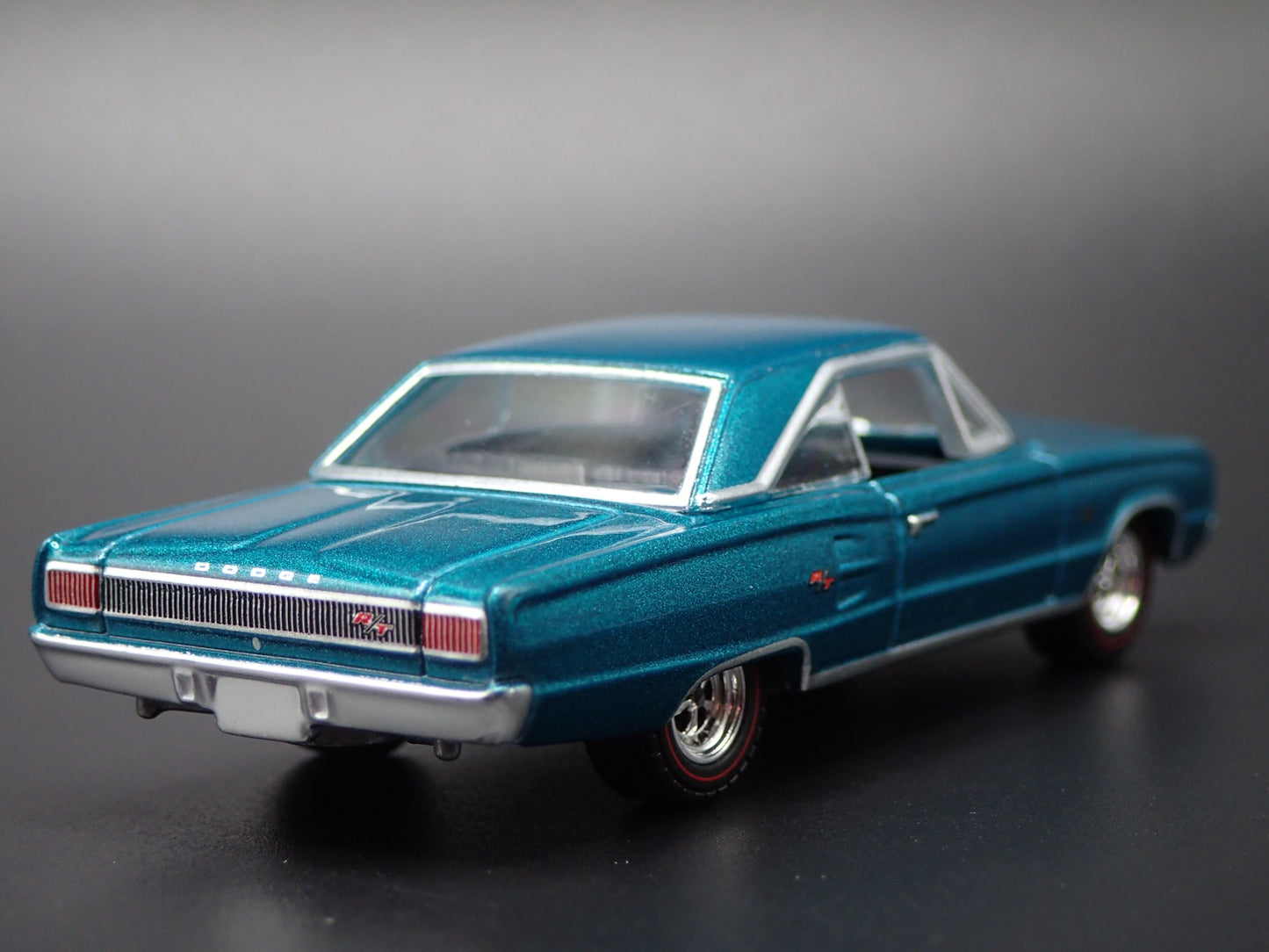 1967 67 DODGE CORONET R/T HEMI 1/64 SCALE COLLECTIBLE DIORAMA DIECAST MODEL CAR