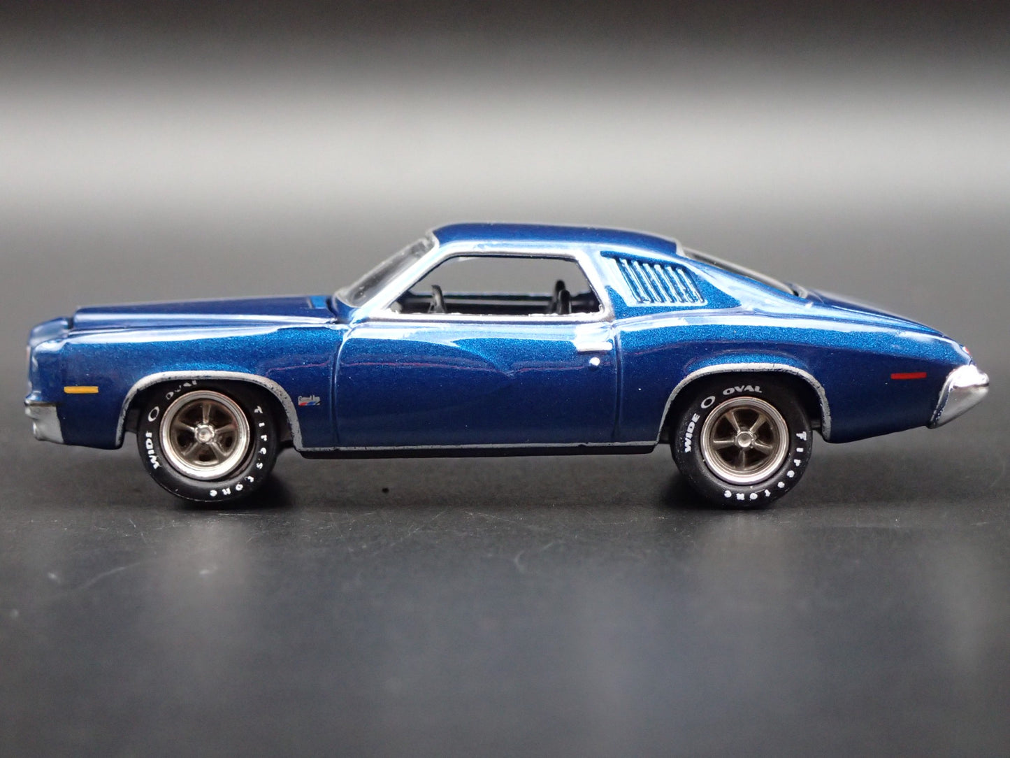 1973 73 PONTIAC GRAND AM BLUE 1:64 SCALE COLLECTIBLE DIORAMA DIECAST MODEL CAR