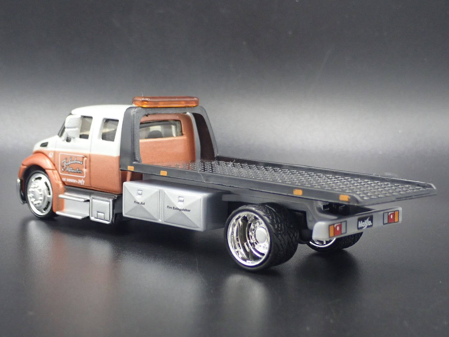 INTERNATIONAL DURASTAR FLATBED TOW TRUCK 1/64 SCALE DIORAMA DIECAST MODEL CAR