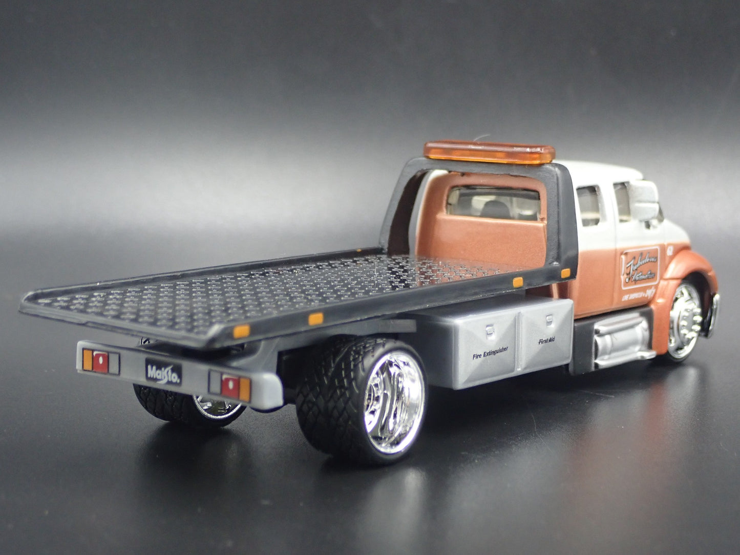 INTERNATIONAL DURASTAR FLATBED TOW TRUCK 1/64 SCALE DIORAMA DIECAST MODEL CAR
