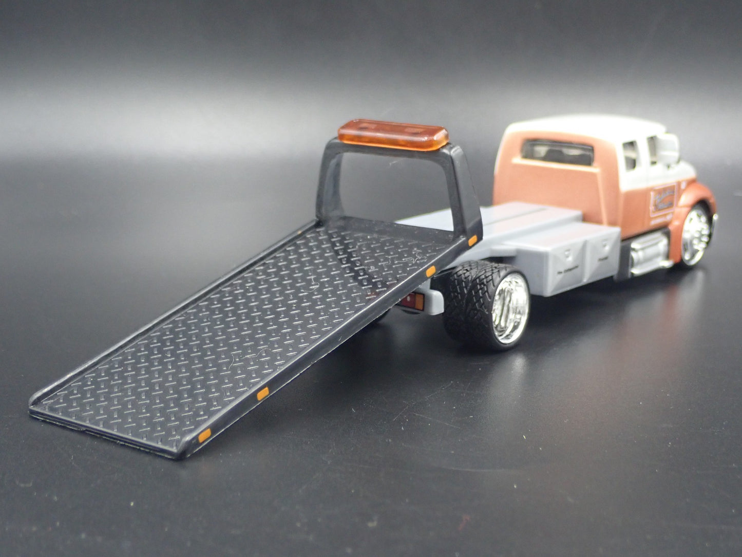 INTERNATIONAL DURASTAR FLATBED TOW TRUCK 1/64 SCALE DIORAMA DIECAST MODEL CAR