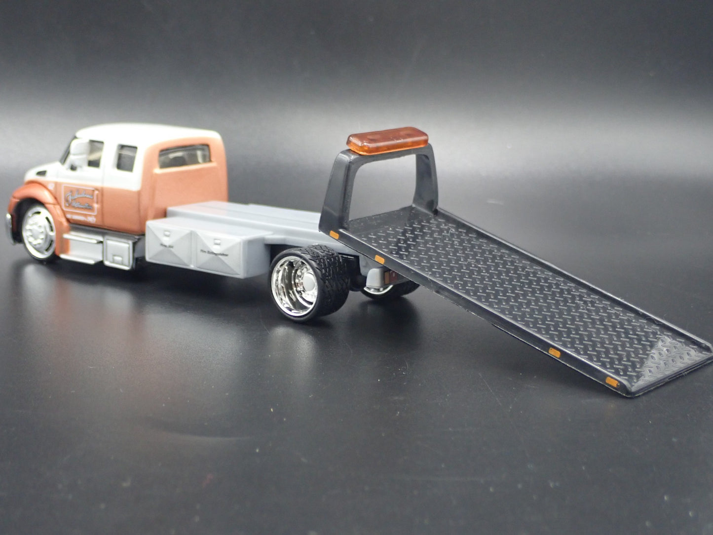 INTERNATIONAL DURASTAR FLATBED TOW TRUCK 1/64 SCALE DIORAMA DIECAST MODEL CAR