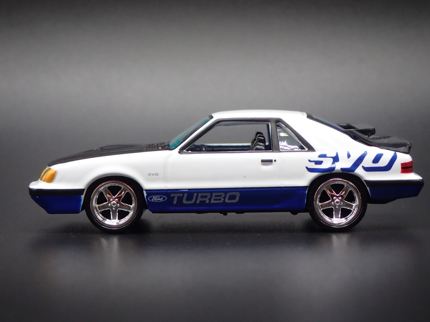 1984 84 FORD MUSTANG SVO FOX BODY WHITE 1:64 SCALE DIORAMA DIECAST MODEL CAR