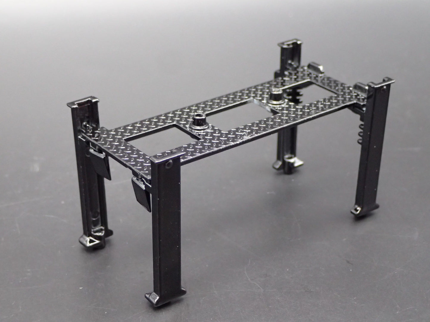 IROC-Z 1:64 SCALE AUTO SHOP MECHANIC GARAGE 4 POST CAR LIFT DIORAMA DIECAST PROP