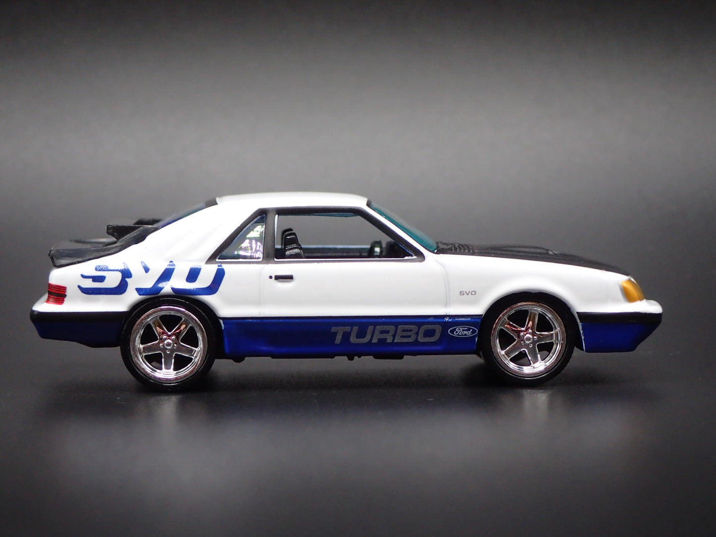 1984 84 FORD MUSTANG SVO FOX BODY WHITE 1:64 SCALE DIORAMA DIECAST MODEL CAR